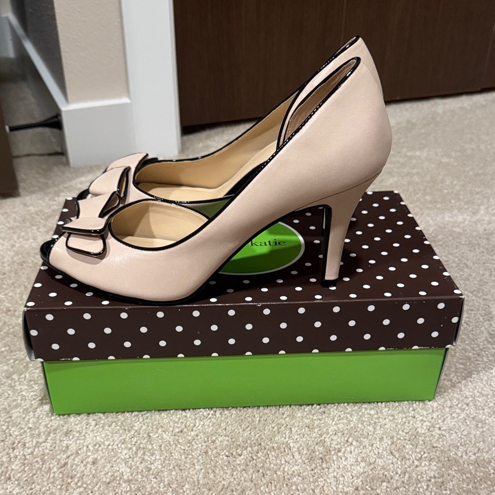 Kelly & Katie Bow Accent Peep Toe Heels - Cream and Black - Picture 2 of 7